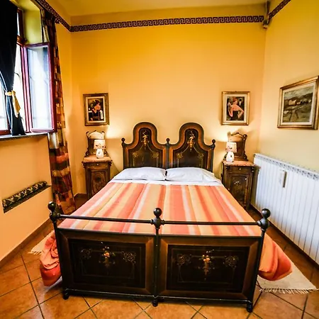 La Casa Gialla Di Luca