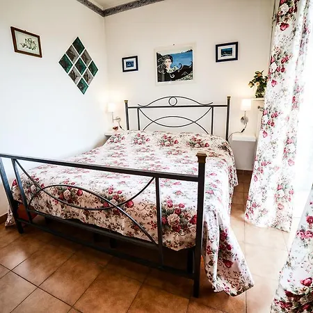 La Casa Gialla Di Luca *